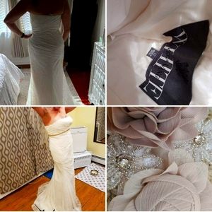 Vera wang Chantilly lace wedding dress